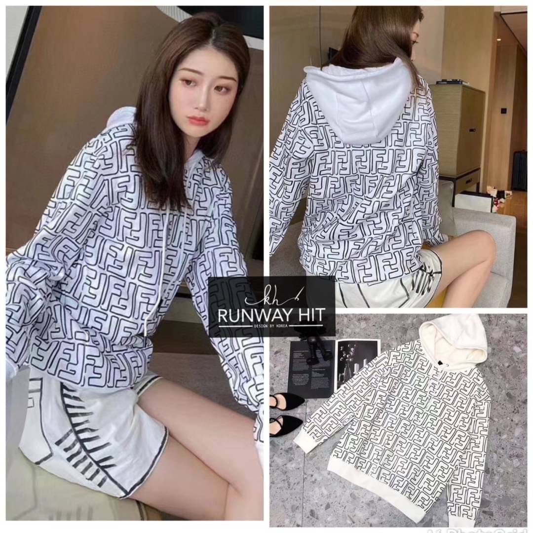 Detail เสื้อจั๊มเปอร์ มีhood brand fendi new collection2020 ผ้าใส่สบายของสวยจะใส่แมทช์กับอะไรก้อสวยค่ะสวยเป๊ะสุดๆของสวยๆต้องมีคะบอกเลยจ้า งานhiend 1:1 สวยเป๊ะผ้าดีสุดๆเลยจ้ะพี่จ๋า
