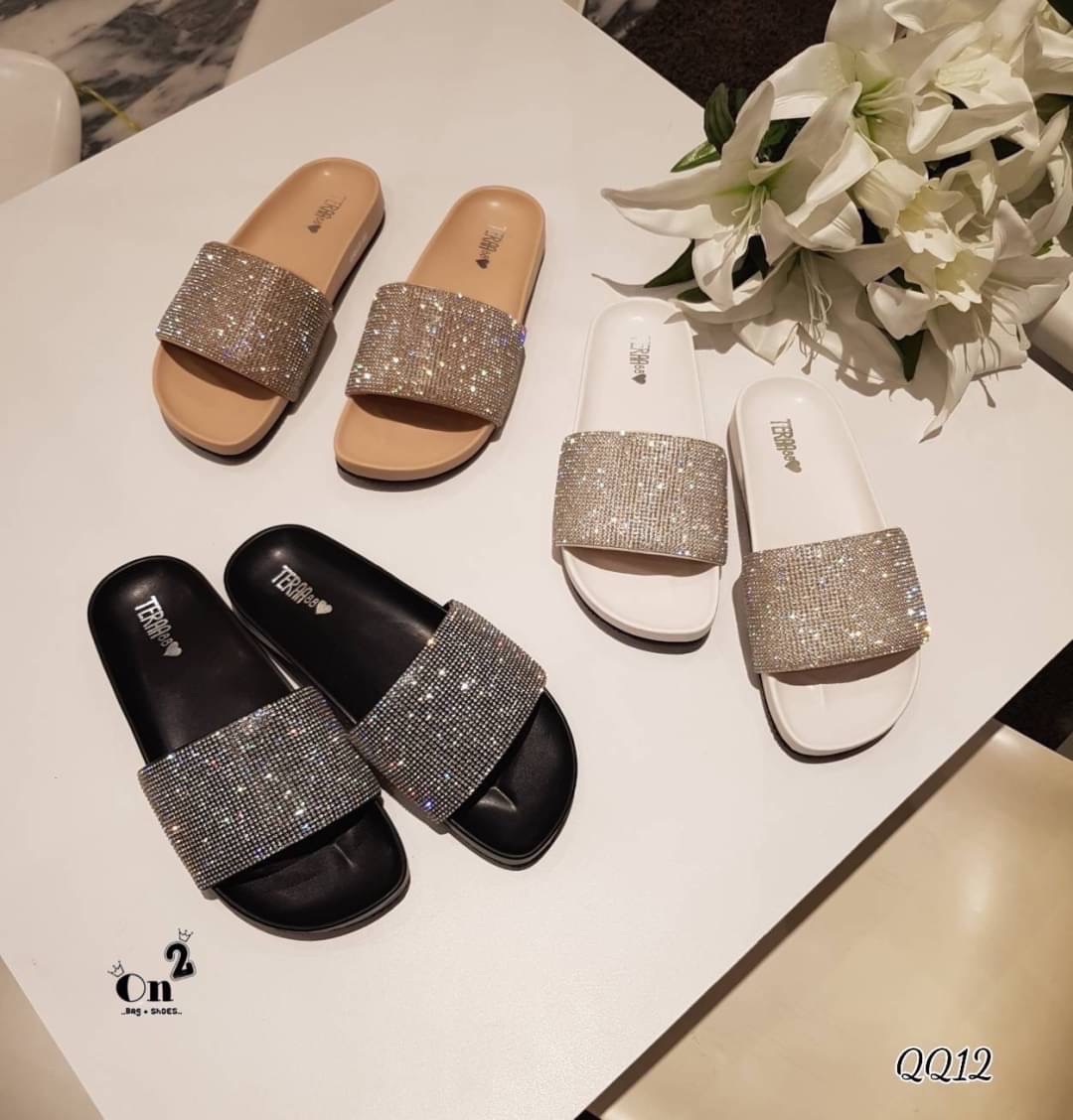 New in....รองเท้าแตะสวมประดับเพชรสไตล์แบรนด์ เพชรวิบวับสวยวิ้ง ตัดสีพื้นเรียบหรู งานใส่สบาย เสริมพื้นซัพพรอตเท้าได้ดีมากค่ะ