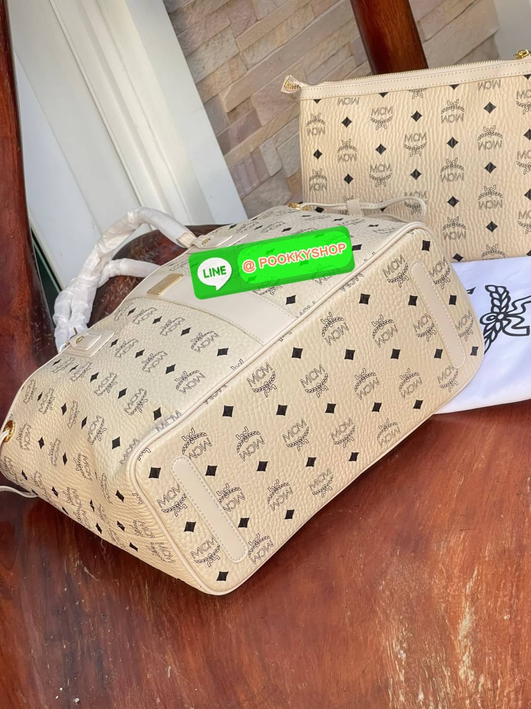 💕Mcm Liz Reversible Shopper in Visetos ขึ้นชื่อว่าเป็นกระเป๋าช็อปเปอร์ แน่นอนว่า จะต้องเหมาะสำหรับสาว ๆ ที่ชอบพกสัมภาระเยอะ ซึ่งรุ่นนี้ไม่ใช่แค่เพียงให้พื้นที่จุของกว้างขวางเท่านั้น แต่ยังออกแบบดีไซน์และรูปทรงให้มีความยืดหยุ่น มีหูรูดด้านข้างที่สา