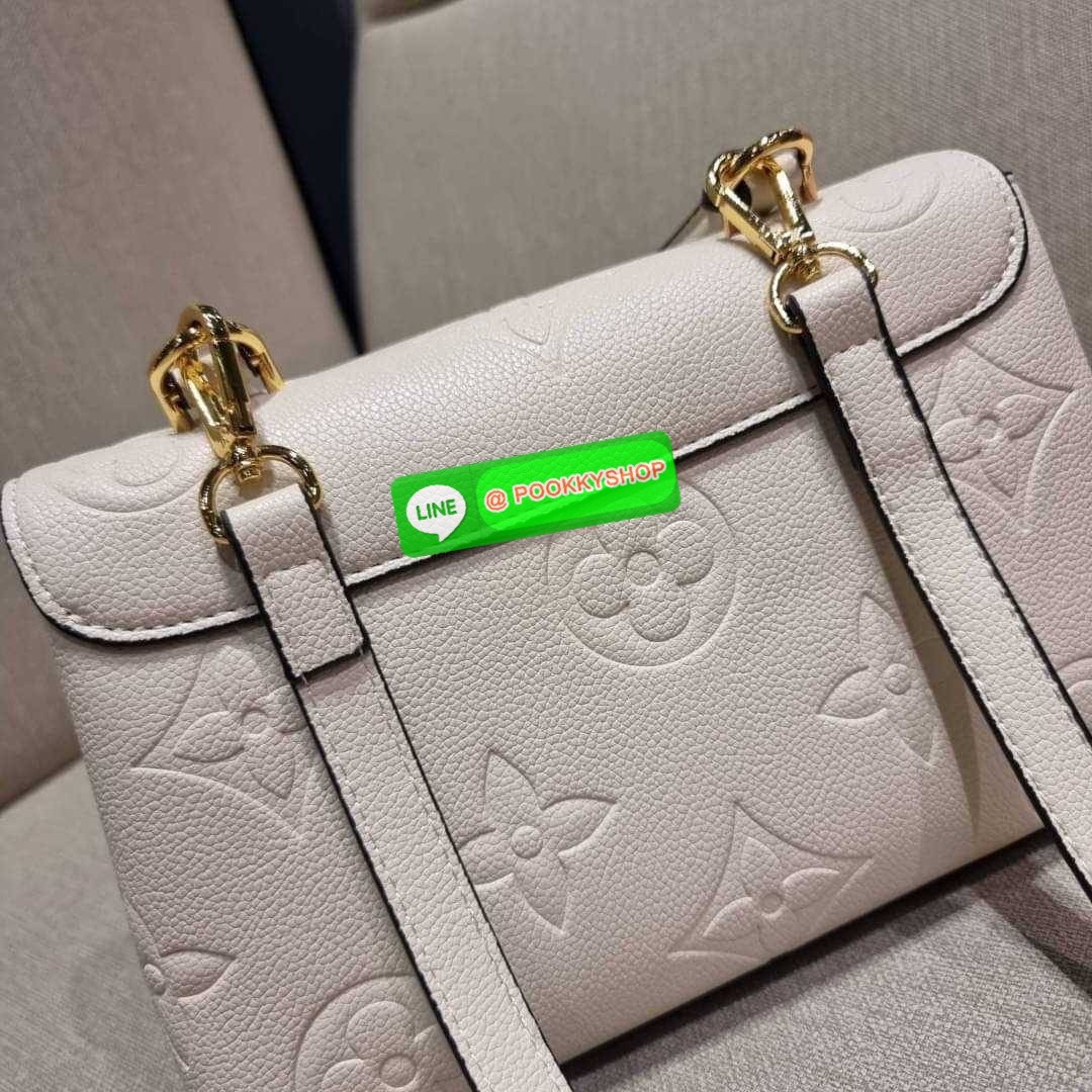 LV MADELEINE BAG ใหม่ล่าสุด อีกหนึ่งรุ่นคลาสสิคหายาก จากเคาน์เตอร์ dutyfree ที่สาวๆรอคอย กระเป๋าถือ/สะพายข้าง ดีไซน์เรียบง่าย แต่เต็มไปด้วยดีเทลความหรู วัสดุหนังวัวปั๊มลายเอกลักษณ์ เปิด‐ปิดด้วยอะไหล่กดล็อคสีทองหรู และมีพวงหนังห้อยพิเศษแถมมาให้ด้วย ภายในแบ