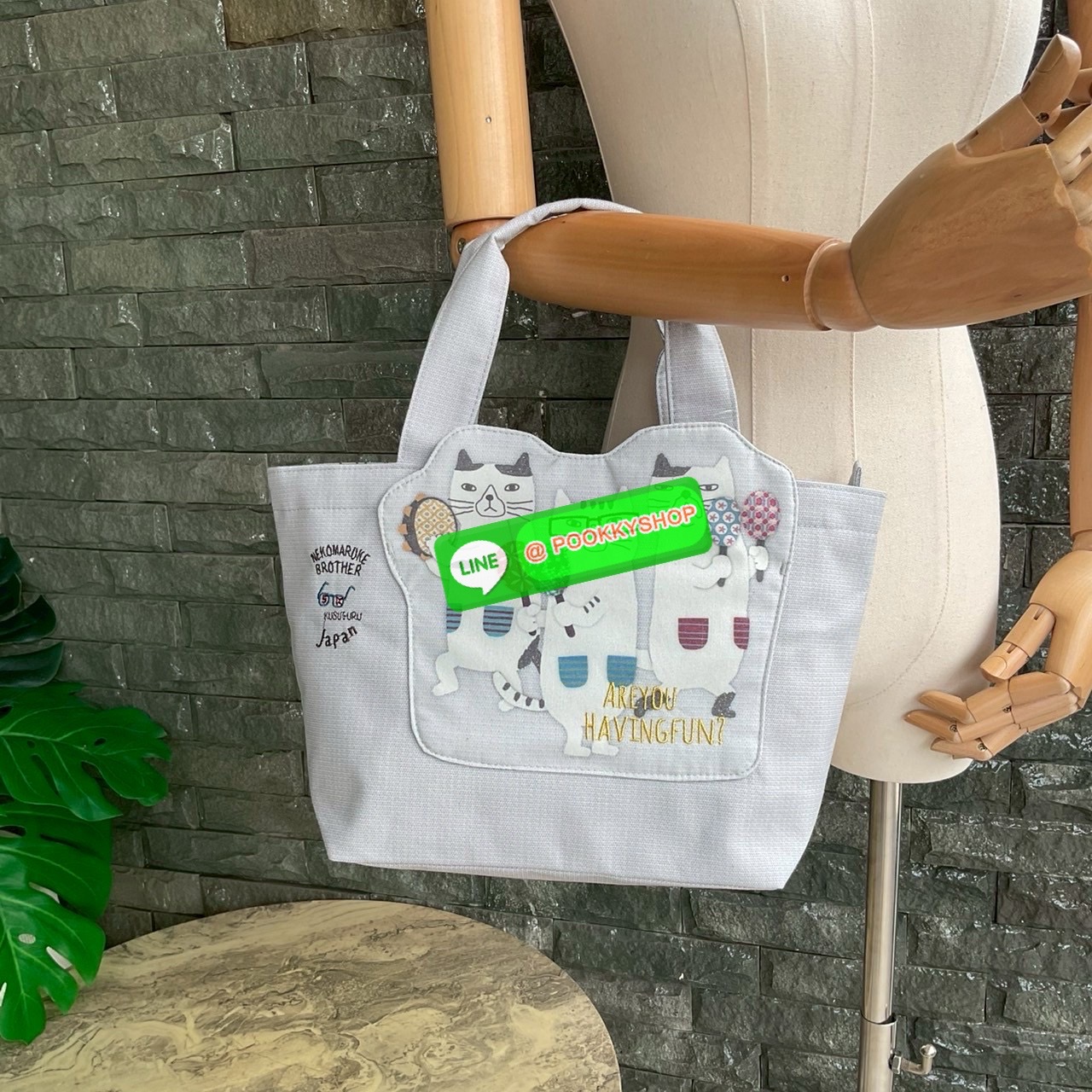 กระเป๋าถือ คล้องแขน ทรงโท้ทสุดเก๋และน่ารัก Nekomaruke Hamipoke Bag จาก Kusguru Japan กระเป๋าโท้ทสุดน่ารักใบนี้เหมาะสำหรับผู้หญิง และเป็นไอเทมใหม่ในคอลเลกชันฤดูใบไม้ผลิ/ฤดูร้อน 2025