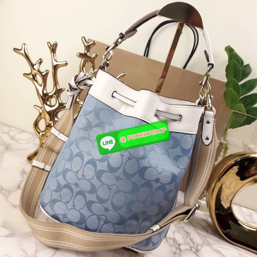 NEW IN HOT ITEM >>ทรงฮิต ติดจรวด หลงรักกันแทบทุกราย😍>>COACH FIELD BUCKET BAG IN SIGNATURE CHAMBRAY (C4693)🍁กระเป๋าสะพายข้างทรงขนมจีบ ทรงสวยมากมาย//วัสดุผ้าทอลาย signature โดดเด่นสียีนส์ ตัดกับขอบหนังแท้คุณภาพ >>มี 2 สายสะ