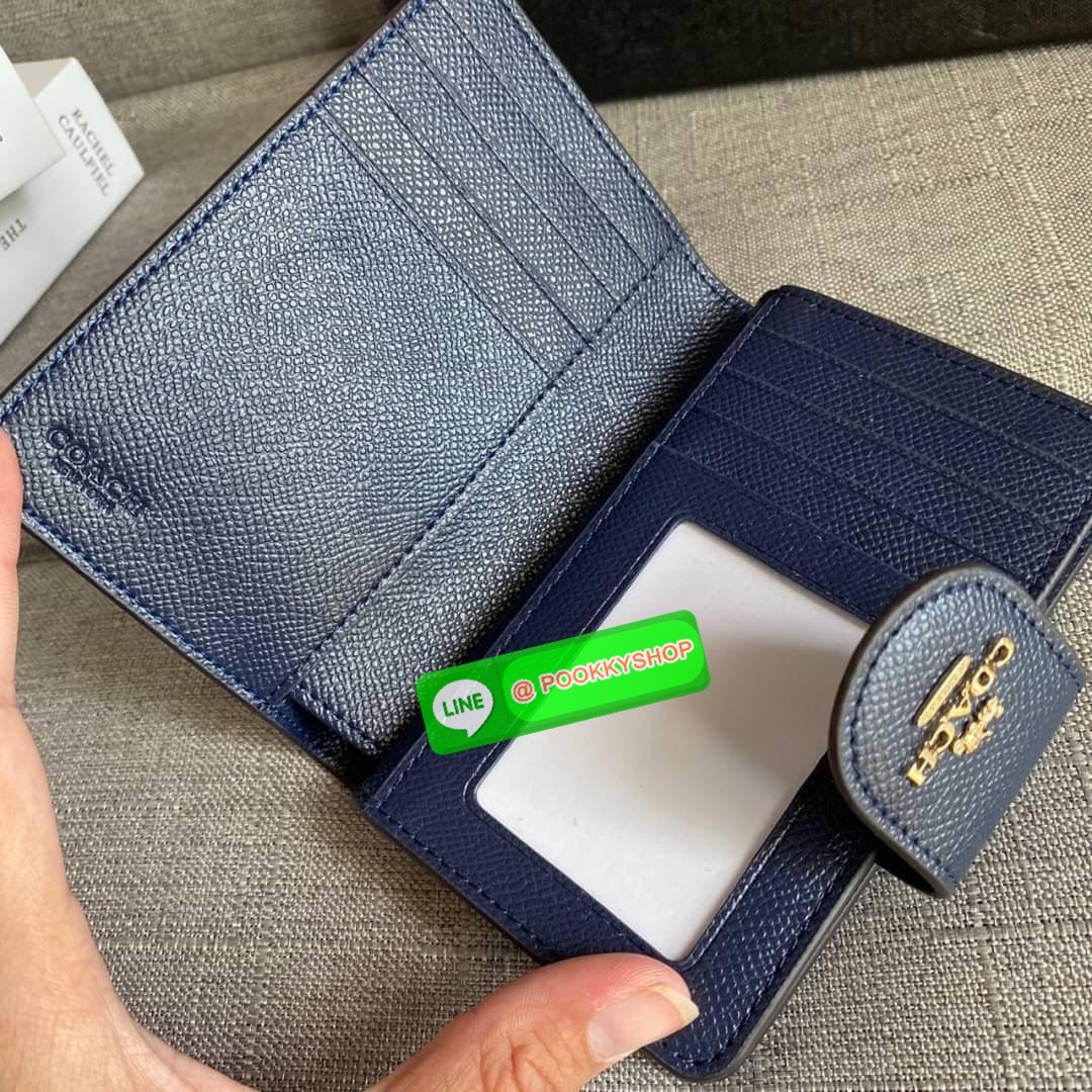 COACH 6390 MEDIUM CORNER ZIP WALLET กระเป๋าสตางค์ใบกลาง สีพื้นเรียบหรู วัสดุcrossgrain ภายในมีช่องใส่บัตรและธนบัตรได้ทุกชนิด มีช่องซิปใส่เหรียญ ขนาดกะทัดรัดพกพาง่าย คนชอบจัดระเบียบกระเป๋าสตางค์แนะนำเลยจ้า