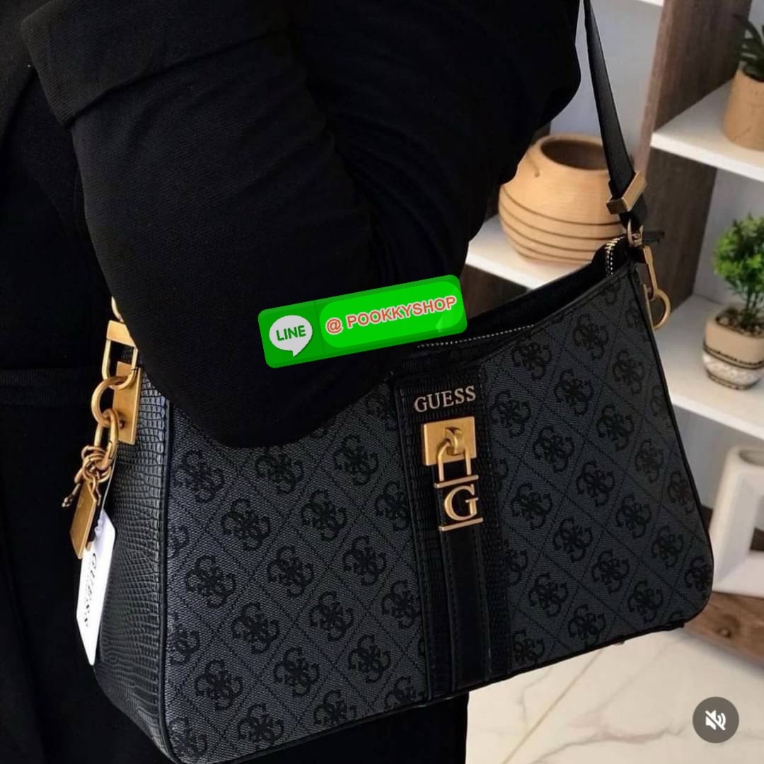 Guess แท้ Outlet กระเป๋าทรง hobo สะพายไหล่ สายสะพายหนังปรับระดับได้ ประดับด้วยพวงกุญแจแบรนด์ เปิดปิดด้วยซิป ด้านในซับในตราแบรนด์อย่างดี