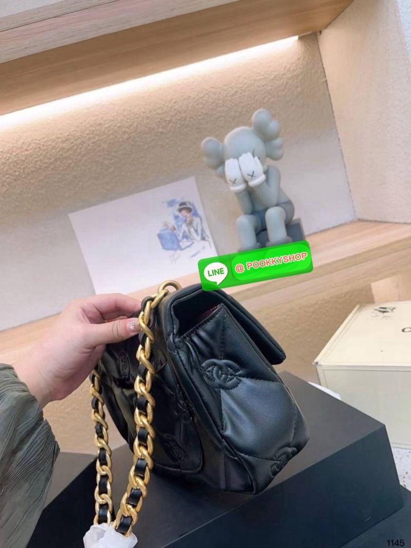 Chanel Flap Bag กระเป๋าสะพายทรงคลาสสิกดีไซส์เป็นเอกลักษณ์ที่ ปั้มโลโก้แบรนด์ที่ตัวกระเป๋า สวยเด่นชัด มาพร้อมสายสะพายโซ่สลับหนังเส้นใหญ่ ทนทาน ดูแพง ชวนสะสม ตอบโจทย์ได้ดีกับทุกสไตล์