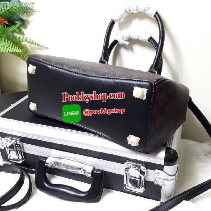 COACH F67027 MINI SURREY CARRYALL IN SIGNATURE CANVAS (COACH F67027) รุ่น 9 นิ้ว Coach ทรง prada รุ่นนี้มี 2 ซิป และช่องใส่ของด้านในเยอะมากๆ เกินคุ้มเลยทีเดียว พลาดไม่ได้แล้วววว ✔หูจับยาว4นิ้ว ✔สายสะพายยาว23นิ้ว