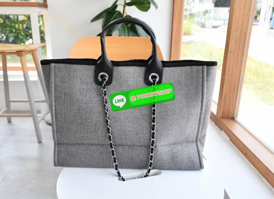 premium gift Chanel Tote canvas จากแบรนด์ Chanel กระเป๋าสะพาย Chanel Tote canvas โลโก้ปักกระเป๋าทรง Tote ผ้า canvas เนื้อหนาอย่างดีมีซับใน ด้านหน้าปักโลโก้ไข่มุกแบรนด์หรู หูจับมี 2 แบบคือ แบบสายหนัง และ โซ่ สามารถสะพายไหล่ได้คะ ใบใหญุจุของคุ้ม แต่น้ำหนักเ
