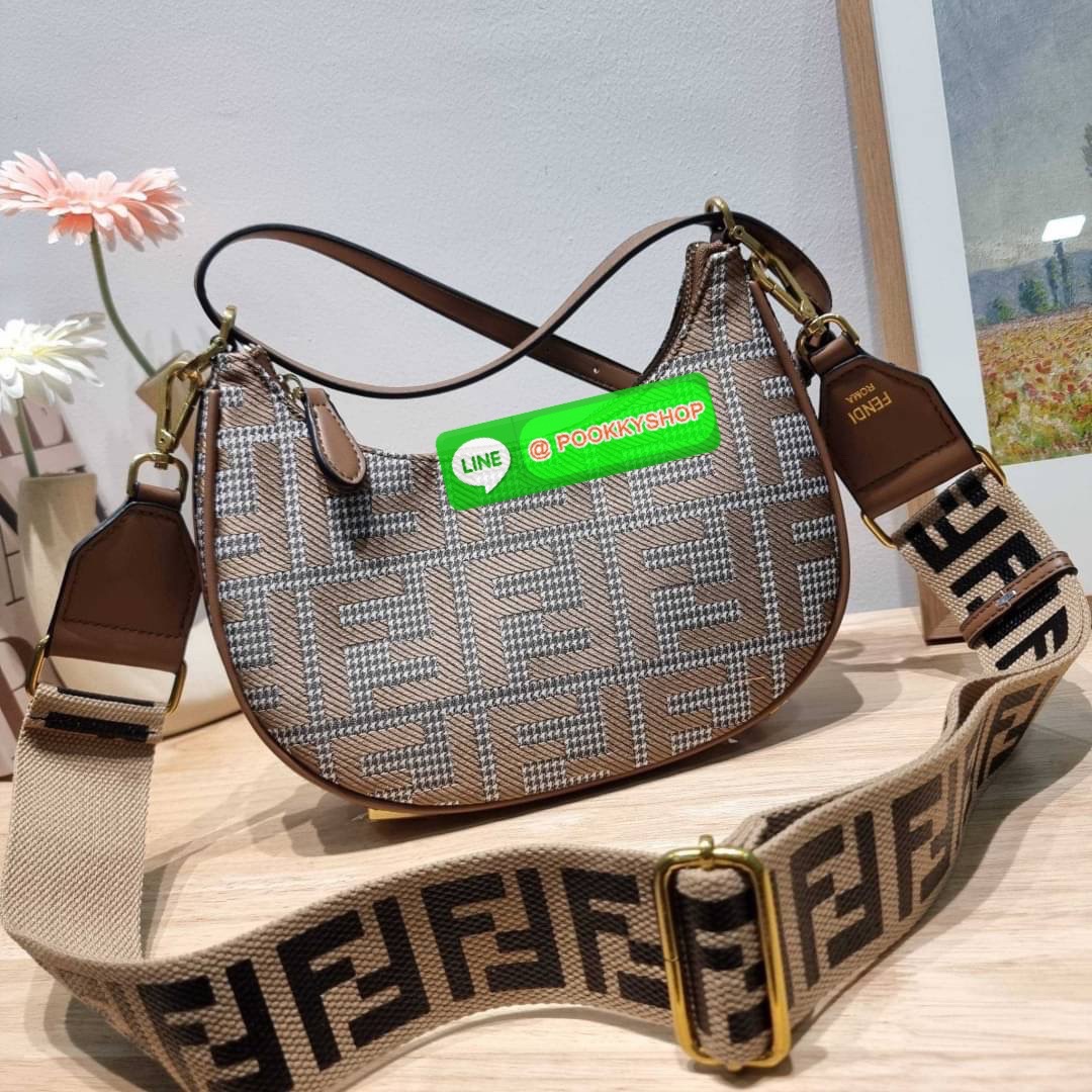 FENDI MONOGRAM CROSSBODY HOBO BAG กระเป๋าสะพายข้างใหม่ล่าสุด ดีไซน์ลวดลายรอบใบ มี texture โดดเด่นน่าใช้ ดูหรูและคลาสสิคในตัว ก้นกระเป๋าตกแต่งอะไหล่ font สีทองหรูหรา มาพร้อมสาย 2 แบบ สำหรับคล้องแขน และสายครอสบอดี้ วัสดุผ้าแคนวาสทนทาน เปิด-ปิดด้วยซิป ภายในเ