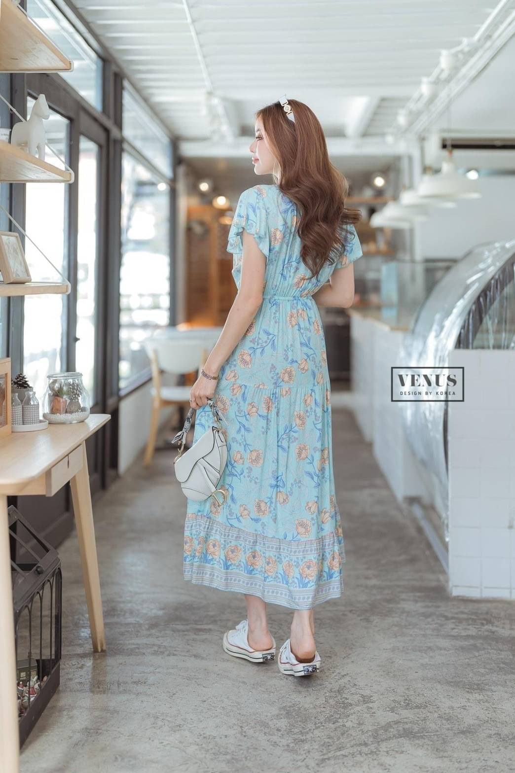 I'm Lady By Venus Flora MaxiDress แม๊กซี่เดรสพิมพ์ลายดอกไม้ แต่งกระดุมเรียงหน้า ช่วงเอวแต่งสม๊อคยืด สามารถรูดได้นะคะ งานเก๋เนื้อผ้าพริ้วใส่สบายสุดๆคะ แม๊ทกับรองเท้าผ้าใบก็น่ารักคะ