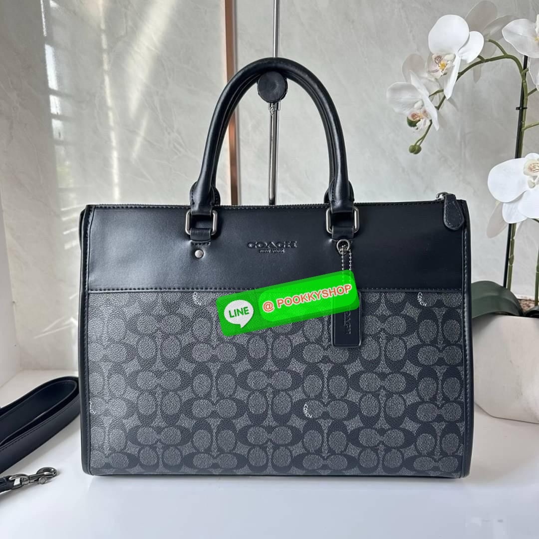 Coach Gotham Folio In Signature Canvas c2682 🔖กระเป๋าใส่เอกสาร Gotham เป็น กระเป๋าเอนกประสงค์ทำให้จัดเก็บเอกสารได้อย่างเรียบง่าย 🔖วัสดุ: แคนวาสตัดหนังแท้ 🔖เปิด-ปิดแบบซิป ด้านบน ภายในมีช่องแยกใส่เอกสารมีพื้นที่สำหรับใส่แล็ปท็อปขนาด