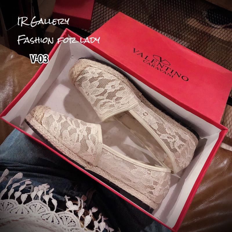 รีพีทแบบขายดี!!! พร้อมส่ง วั้ยตายแล้วววว แจ่มอะไรเบอร์นี้ แนะนำเลยค่าสาวๆ คัทชูลูกไม้ Style Valentino งานสวเกรดพรีเมี่ยม พื้นตีแบรนด์ รุ่นฮอตตลอดกาลไม่มีตกเทรนด์ ไม่อยากให้สาวๆพลาดเลยค่า