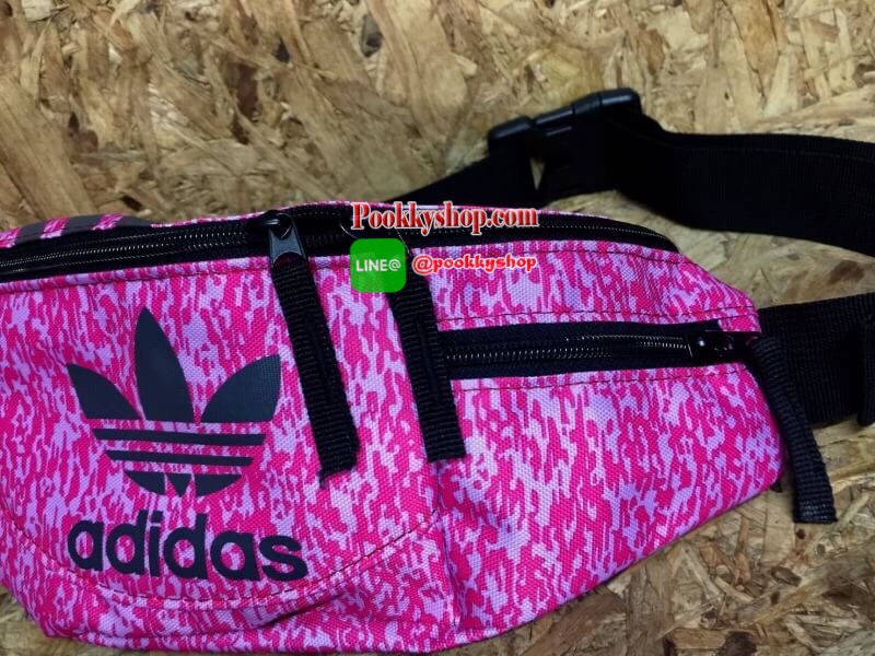 พร้อมส่ง ..... Adidas Originals National Waist Pack Factory กระเป๋าคาดอกและเอว เป็นอีกรุ่นที่ได้รับความนิยมเป็นอย่างมาก ด้วยแบบและดีไซน์ขนาดที่พอเหมาะ ใช้ได้ทุกเพศทุกสไตล์ กระเป๋าทำจากผ้าไนลอนลื่น น้ำหนักเบา ขนาดกำลังดี ดีจุของได้เยอะคะ เปิด-ปิดด้วยซิป ด้