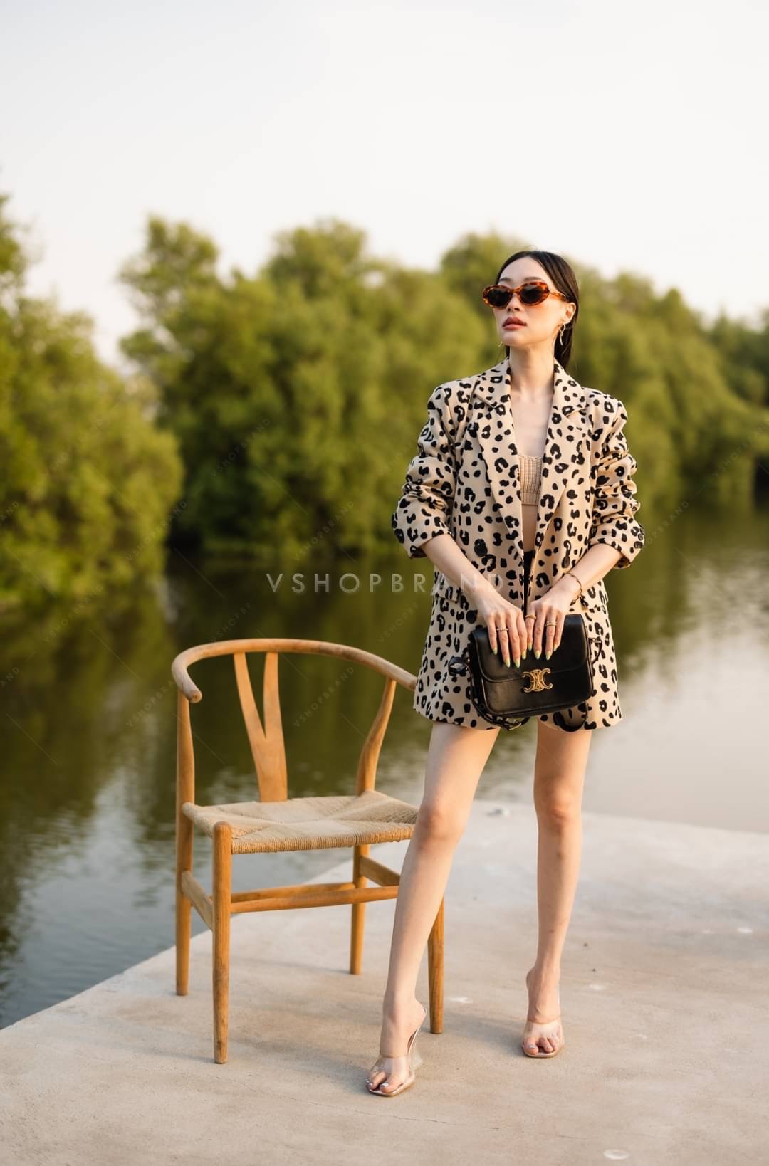 เสื้อสูทแต่งลายเสือดาวทรงสูท oversize แมทช์คู่กับอะไรก็เก๋ ผ้าสูทเนื้อดี มีซับใน คัตติ้งเนี้ยบ ทรงเป๊ะมากๆเลยค่ะ