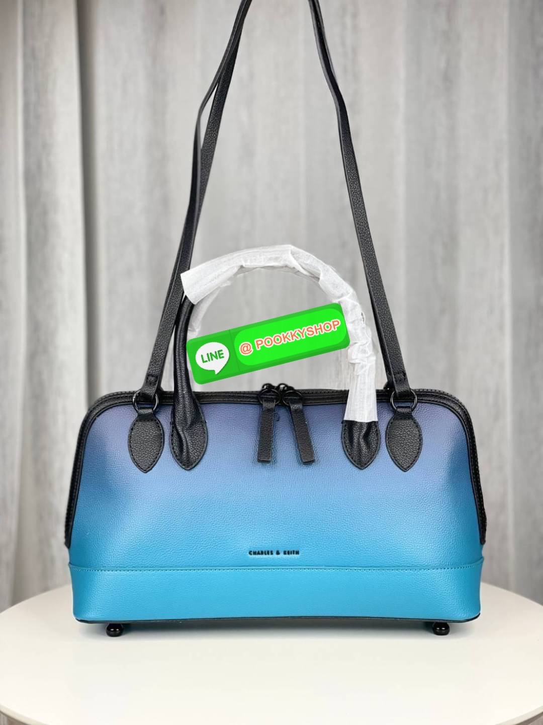 Charles&Keith แท้ Outlet กระเป๋าทรงโดม หรูหราดูไฮ มาพร้อมกับสายสะพาย สำหรับสะพายไหล่ เปิดปิดด้วยซิปคู่ ฐานตั้งอยู่ทรงใบใหญ่ จุของได้เยอะ