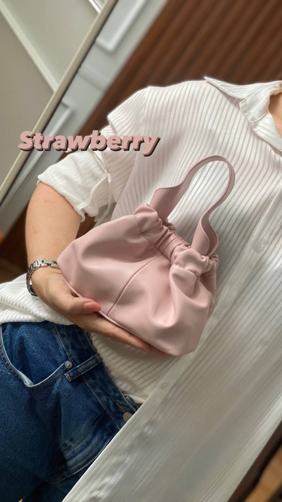 Soft Pu with Delicious color size 22x10x16 cm กระเป๋าน่ารัก สไตล์เกาหลี สีสันสดใส หนังพียูนุ่ม มาพร้อมสายสะพาย 1 เส้น แมชได้หลายลุค น้ำหนักเบา จุของได้เยอะค่า