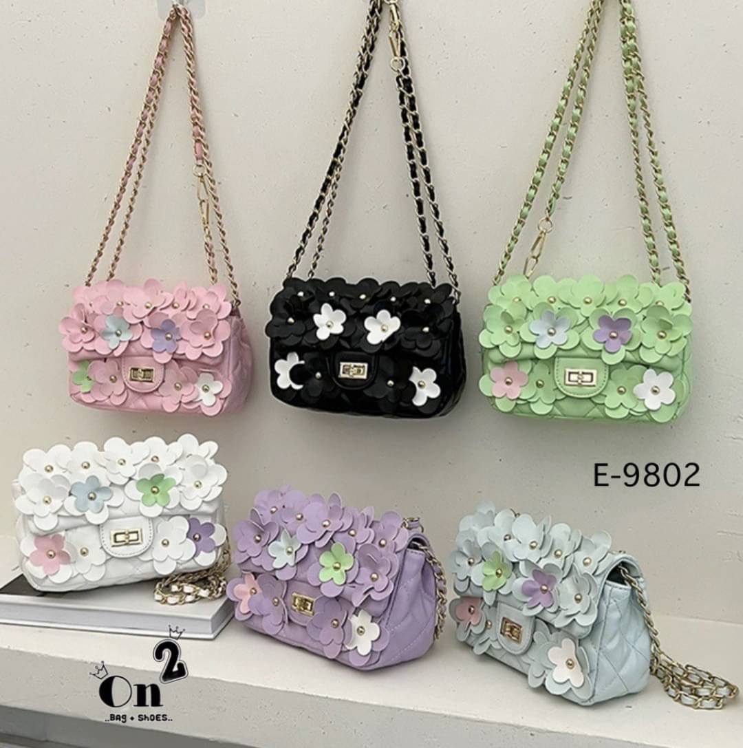 กระเป๋าสะพายชาแนล ทรงคลาสสิคเปิดหน้า แต่งดอกไม้รอบใบเพิ่มความ cute ไปอีก สายสะพายยาวครอสบอดี้ได้ค่ะ พร้อมส่ง 6 สีค่ะ