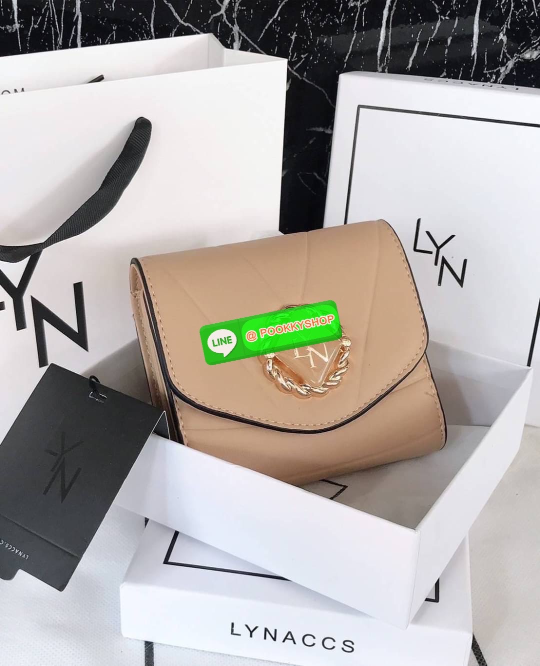 Lyn แท้ Outlet กระเป๋าสตางค์ใบสั้น ด้านหน้ามีโลโก้แบรนด์