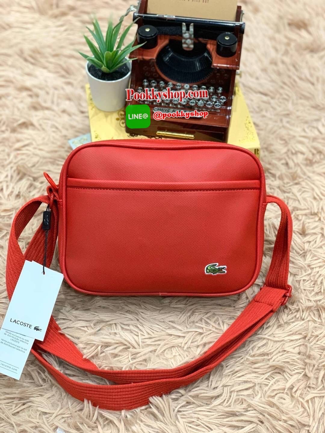 ลาคอส Classic Shoulder Bag Crossbody Bag กระเป๋าสะพายที่สามารถสะพายได้ทั้งสายคู่และสายเดี่ยว รูปทรงกว้างในลักษณะแนวนอน ใส่กระเป๋าสตางค์ยาว มินิไอแพคได้วัสดุpvc100% กันน้ำได้ เปิดปิดด้วยซิปเดียวใช้งานง่าย ด้านหน้ามี1ช่องใช้งานเสียบมือถือหรือของจุกจิกได้