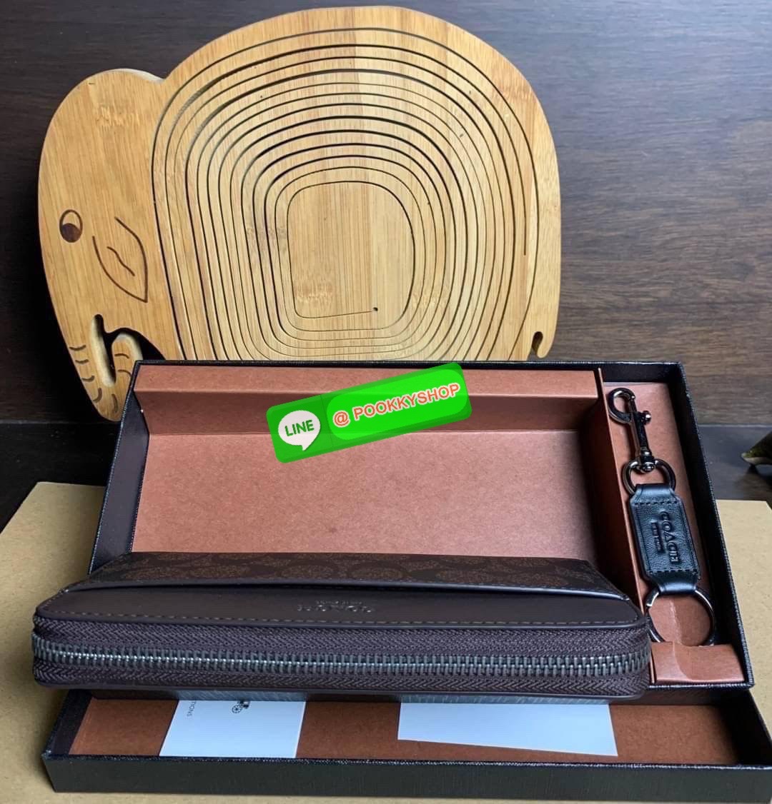 COACH ACCORDION ZIP WALLET IN SIGNATURE CANVAS กระเป๋าสตางค์ใบยาว ซิปรอบ ใช้งานง่าย ด้วยฟังค์ชั้น ด้านใน ใส่บัตรได้จุใจ มีช่องซิปใส่เหรียญตรงกลาง โดนใจหลายๆคนไปเรียบร้อยและคลาสสิค เรียบหรูดูแพงตลอดกาล ยกให้รุ่นนี้เลย