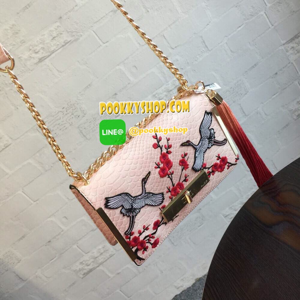 Don't Miss!!! NEW ARRIVAL ALDO Bergantino Cross Body Handbag กระเป๋าถือหรือสะพายรุ่นใหม่ล่าสุดจาก ALDO แบรนด์ดังแคนนาดาดีไซน์สุดชิคน่ารักมุ้งมิ้งปักเลื่อมลายนกกระเรียนสวยสดใส พร้อมห้อยฟู่ฟรุ้งฟริ้ง เปิดปิดด้วยล๊อคบิดอะไหล่ทอง ภายในมีโลโก้ ช่องซิปและช