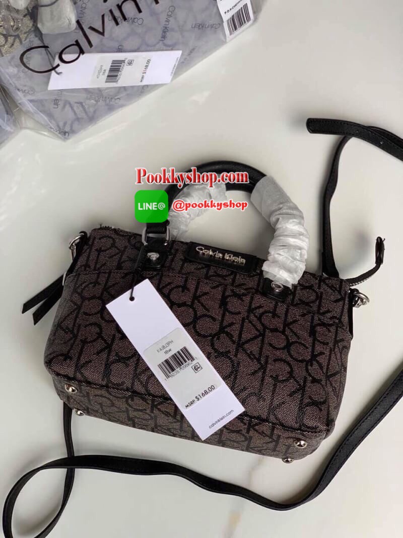 New arrival !!! Calvin Klein Crossbody Bag กระเป๋าถือหรือสะพายรุ่นยอดนิยม วัสดุ PVC คุณภาพดี น้ำหนักเบา ตัวกระเป๋าออกแบบลาย CK ทั้งใบ ด้านหน้าประดับด้วยโลโก้แบรนด์สุดหรู เปิด-ปิดกระเป๋าด้วยซิปสะดวกใช้ ด้านในโล่งกว้างมีช่องซิปและช่องเล็กสำหรับใส่ของ ใส่กระ