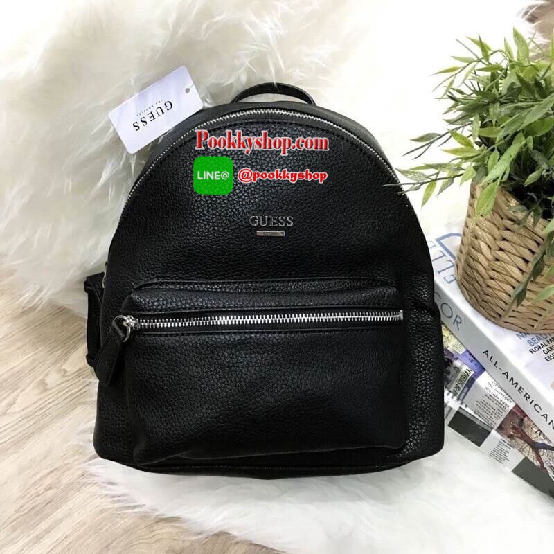 Don't Miss! GUESS WOMAN'S FACTORY BACKPACK กระเป๋าเป้ขนาดกำลังดีวัสดุหนังแกะสังเคราะห์นิ่มสวยน้ำหนักเบา มีหูหิ้วเเละสายสะพายหลังเลื่อนปรับได้ ด้านหน้ามีโลโก้และช่องซิป เปิดปิดด้วยซิปสะดวกใช้ ภายในกว้างใส่เอกสาร ipad ของใช้ได้เยอะ จะสะพายไปเรียนไ