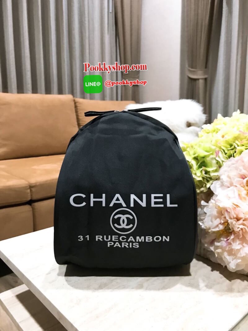 Don’t Miss! CHANEL VIP GIFT NYLON BACKPACK กระเป๋าเป้ Limited Edition VIP Gift With Purchase (GWP) ของเเท้จาก Chanel Perfumes Counter วัสดุ NYLON เนื้อหนาสีดำตัดโลโก้แบรนด์สีขาว เปิดปิดด้วยซิป หัวซิปแบรนด์ ขนาดกำลังดี น้ำหนักเบา กันนำ้ดูแลรักษาทำความสะอาด
