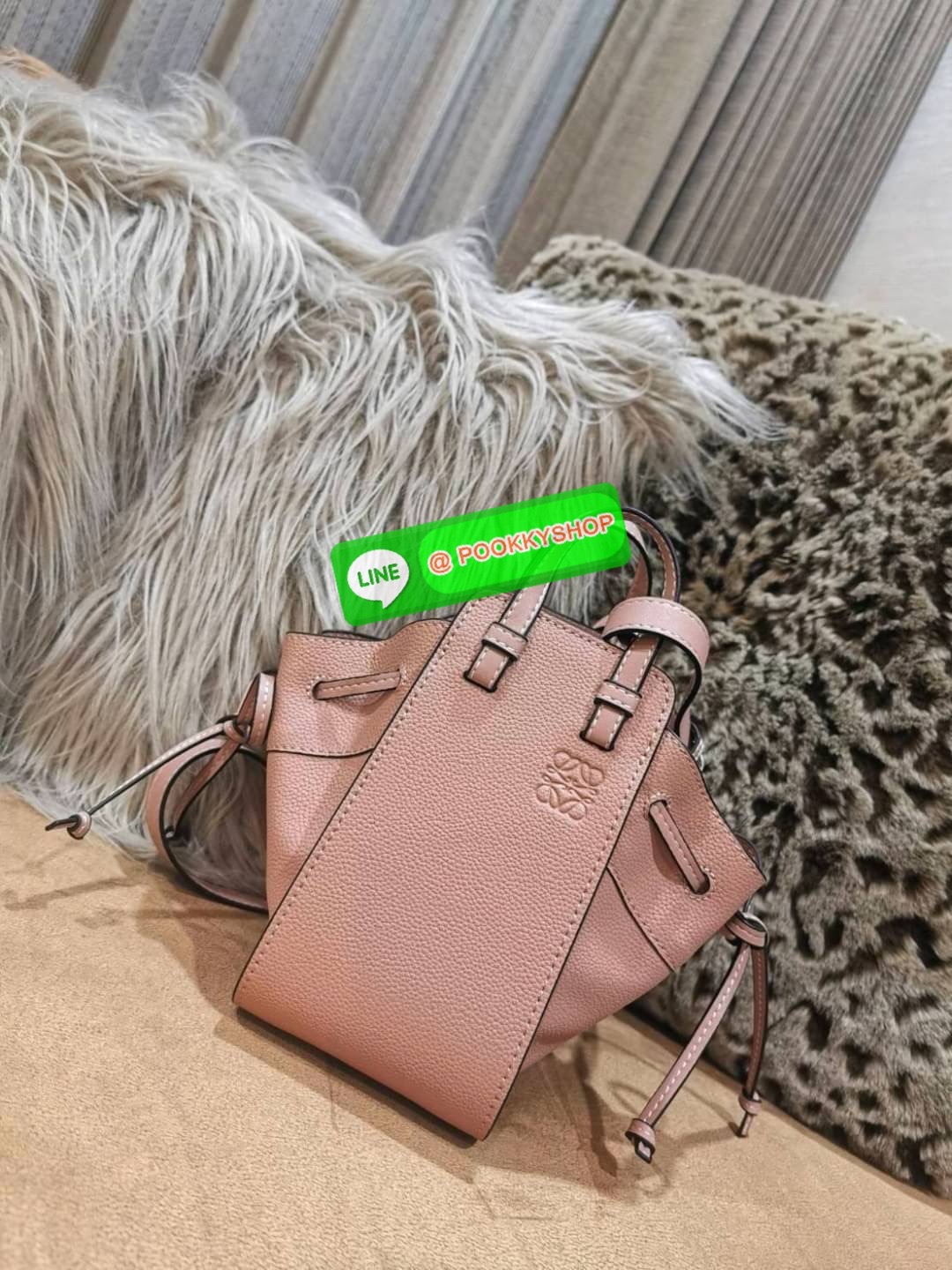 ✴️พร้อมส่งค่ะ!✴️เอาใจสายหวานกับสีพาสเทล!✴️ NEWIN! LOEWE HANDLE & SHOULDER BAG GIFT WITH PURCHASE (GWP) กระเป๋าถือหรือสะพายหนังแท้พรีเมี่ยมกิ๊ฟ Limited จาก LOEWE PERFUME DUTYFREE รุ่น Rare items สุดๆวัสดุหนังแท้ Calfskin หนังสวยดีไซน์ค