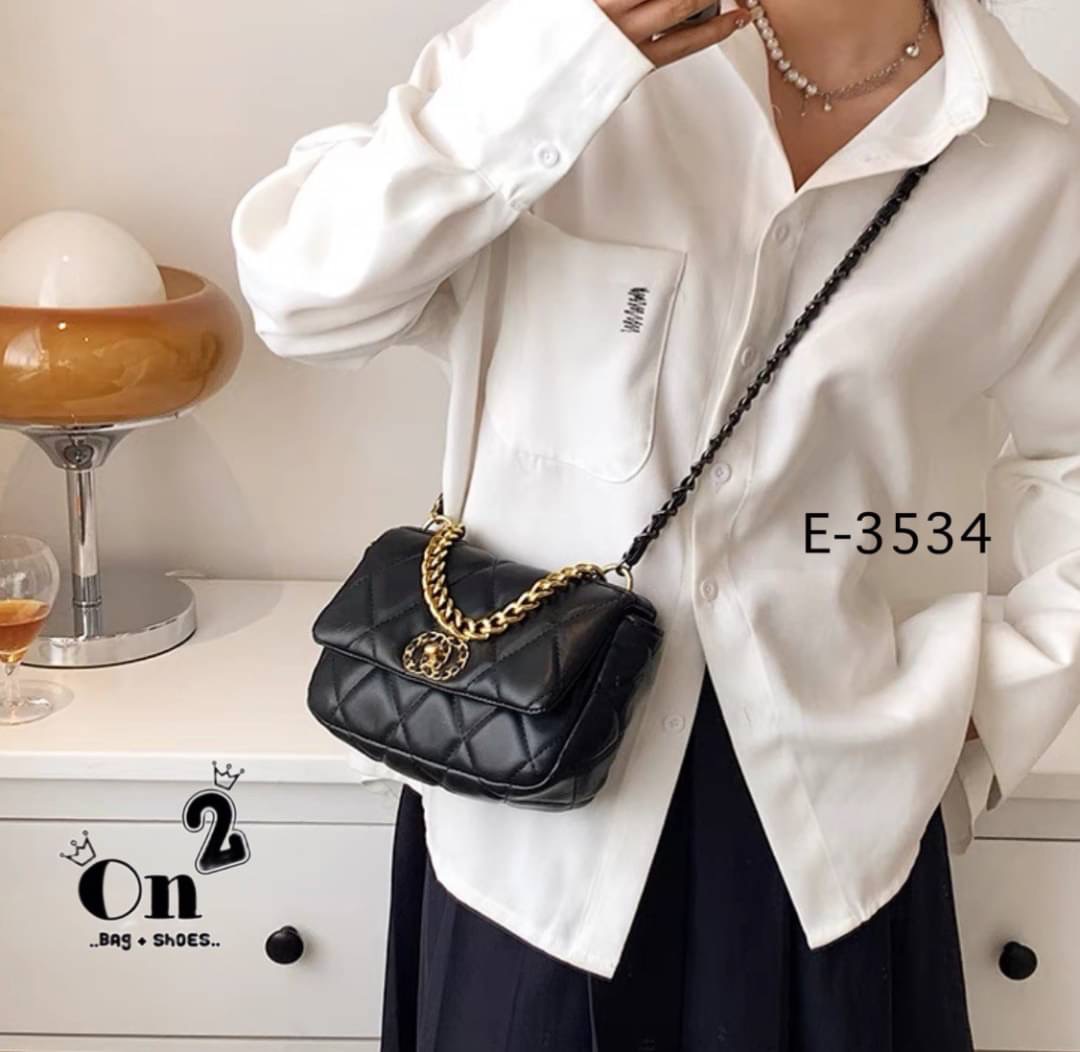 กระเป๋าสะพายไหล่ทรงชาแนล หนังpu งานนิ่ม ทรงสวย สะพายไหล่ หรือสะพายข้างก็เก๋ อะไหล่สีทอง สายโซ่ร้อยหนัง มีหนังรองบ่า สะพายแล้วไม่เจ็บบ่าจ้า