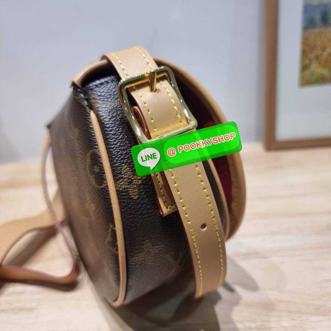 LV TAMBOURIN CROSSBODY BAG 🔆 Details รุ่นลิมิเต็ดหายาก กับกระเป๋าสะพายทรงสวย ดีไซน์คลาสสิค เปิด-ปิดด้วยกนะดุมแม่เหล็ก สายสะพายในตัว ปรับได้ หรือซ่อนสายและถือเป็น clutch ออกงานก็ได้ ดูแพงมากๆ ภายในเป็นช่องโล่ง ใส่ของจุกจิกได้ ของจำเป็นได้ โทรศัพท์ไ