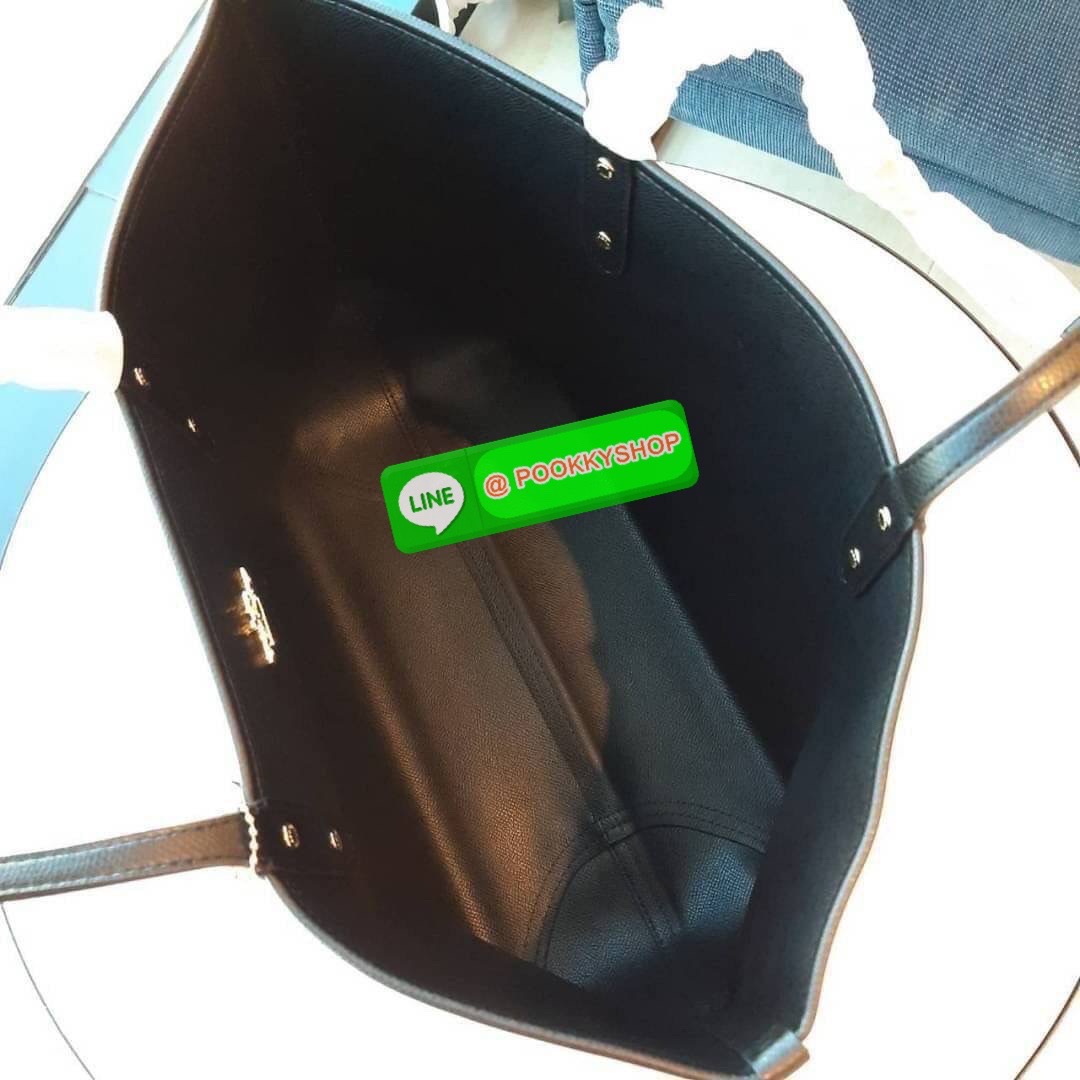 COACH F36658 REVERSIBLE CITY TOTE IN SIGNATURE CANVAS WITH POUCH Best seller!! ขายดีที่สุด!! กระเป๋าทรงโท้ท กลับด้านใช้ได้ 2IN1 สองโทนสีที่ลงตัว เปลี่ยนลุคใช้ได้ไม่ซ้ำ วัสดุหนังแคนวาสเคลือบลาย มาพร้อมกระเป๋าคล้องใบเล็ก คุ้มค่าที่สุด จุของได้ไม่ต้องยั้ง ใบ