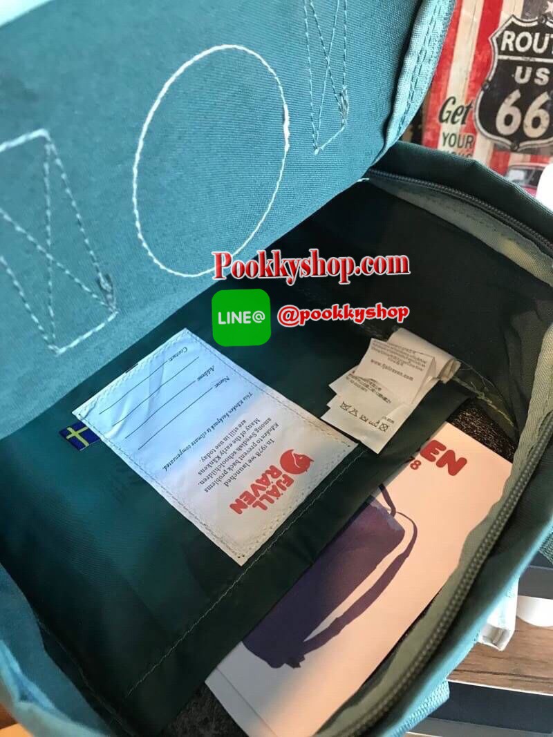 Classic มีกล่องแบรนด์ Kanken backpack รุ่น Classic แบรนด์ดังจากสวีเดนที่นิยมกันมากในหมู่วัยรุ่น กระเป๋าเป้ที่มีน้ำหนักเบา แต่มีความทนทาน และช่องว่างต่างๆมากขึ้น มีซิปหน้าสำหรับใส่ของกระจุกกระจิก และหูหิ้วทั้งด้านหน้าและด้านหลัง สำหรับการหิ้วถือได้สะดวก ใส