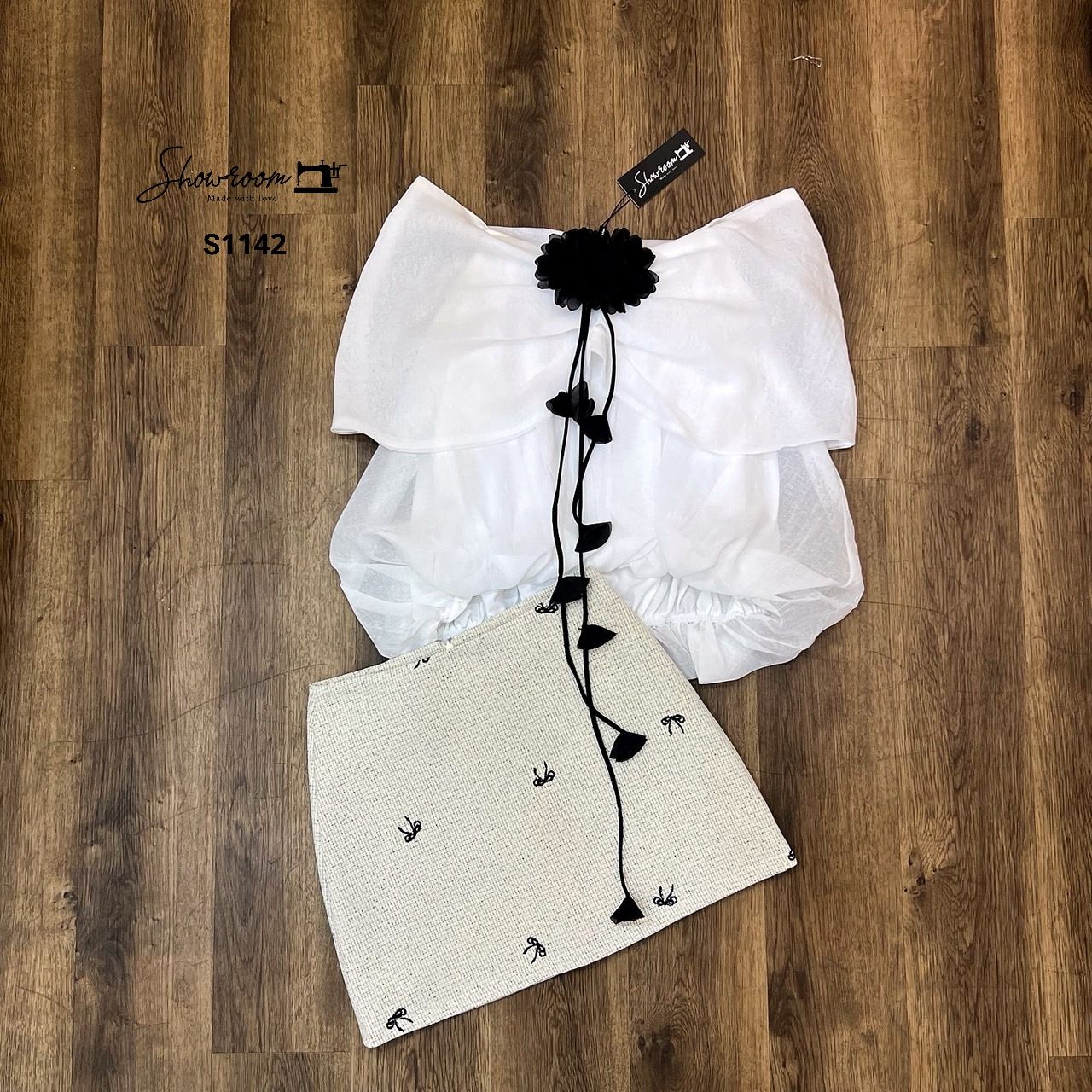 ชุดเซทแฟชั่น เซ็ตเสื้อเกาะทรงบอลลูน มาพร้อม accessories ดอกไม้สีดำประดับชุดดูมีดีเทล