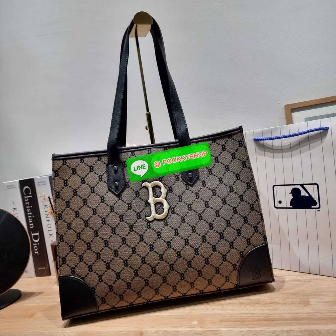 MLB MONOGRAM TOTE BAG กระเป๋าทรงโท้ท ใบใหญ่จุคุ้ม ที่มีกิมมิคไม่เหมือนใคร ด้วยดีไซน์ลวดลายโมโนแกรมเอกลักษณ์ ปั๊มลงบนผ้าแคนวาสและหนัง pu คุณภาพดี สวยคม ปากกระเป๋ามีอะไหล่เกี่ยวกันของหล่นได้ มาพร้อมสายสะพายในตัว ภายในโล่งกว้างมาก ใส่ของสำคัญได้แบบไร้กังวล ห