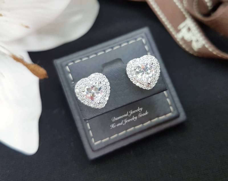 New Arrival !!!!!! ต่างหูเพชร CZ แท้ ดีไซน์หัวใจล้อมเพชร 2 ชั้น เพชรคัดเกรด สวยวิ้งมากกกกกค่ะ รุ่นนี้แนะนำเลยค่ะ ใส่แล้วดูเรียบหรู น่ารักมากๆเลยจ้า เพชรสวย ใส เด้งไฟมากๆๆ ที่สำคัญเป็นงานเกรดจิวรี่ด้วยค่ะ ไม่ลอกไม่ดำแน่นอนค่ะ **จำนวนจำกัด เช็คของก่อนโอนเงิ