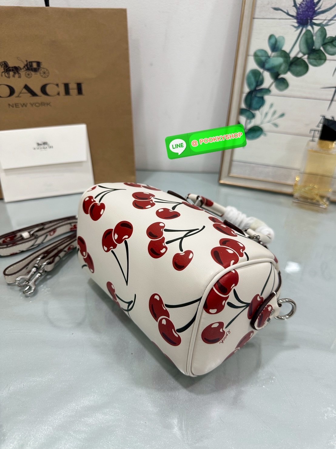 🍒 Coach CY745 – Mini Rowan Crossbody Bag With Cherry Print ใบจิ๋วแต่น่ารักที่สุดในโต๊ะวันนี้ สดใสขี้เล่น สะพายเมื่อไหร่…ก็น่ามองเสมอ “หวานแบบเด็กผู้หญิง สดใสแบบผู้หญิงเก่ง และซ่อนความขี้เล่นไว้ในใบเดียว”Coach Mini Rowan รุ่นพิเศษพิมพ์ลาย Cherry ทั