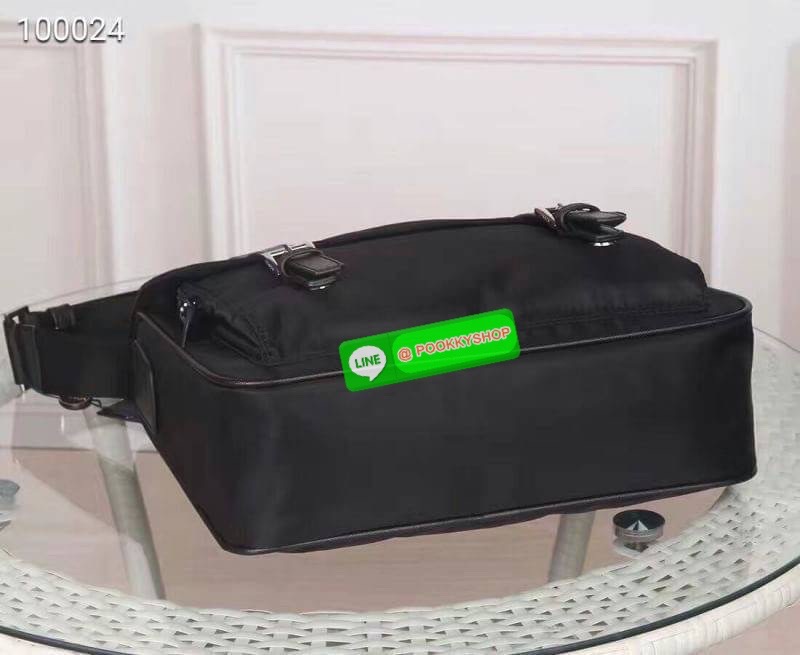 Prada Nylon Travel Bag กระเป๋าถือวัสดุผ้า nylon เนื้อหนา ใบใหญ่ คุณภาพดี อะไหล่เงินสวยหรู ผสมหนังแท้ ด้านหน้าประดับ logo brand ช่องหลักเปิดปิดด้วยซิป ภายในโล่งกว้างจุได้เยอะแบบจุใจ มีช่องซิป และช่องเล็ก ซับในพิมพ์ลายโลโก้แบรนด์สวยๆ มาพร้อมสายสะพายยาว ปรับ
