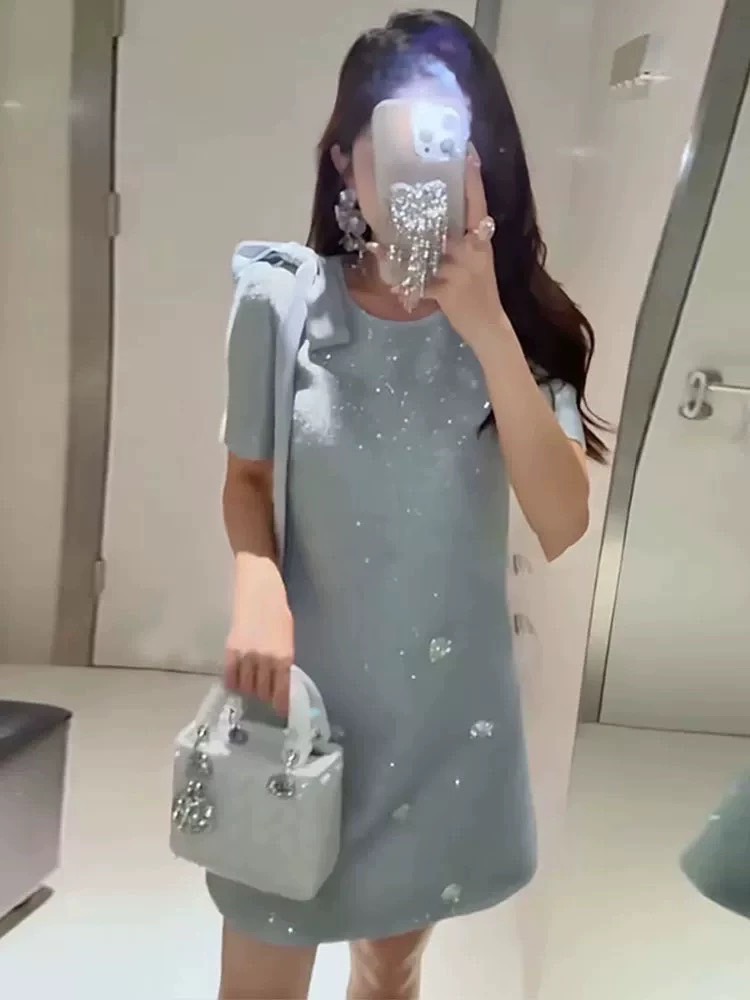 เดรสแฟชั่น เดรสดีไซน์เก๋ ชายกระโปรงด้านหน้า แต่งดอกไม้คริสตัลสวยหรูโดดเด่น