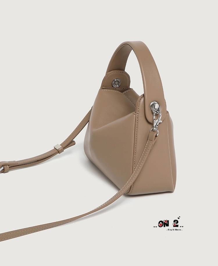 Viva PU Premium Debut งานใหม่ล่าสุด Viva ใบกระทัดรัดกำลังดี มีหูจับ ใช้งานง่าย น้ำหนักเบา ใช้ได้หลายโอกาส ถือสวยมากก สายสะพายยาวก็เก๋ ฝาปิดเป็นเเม่เหล็ก หนังเรียบ คุณภาพดี เป็น everyday bag ได้เลยค่าา