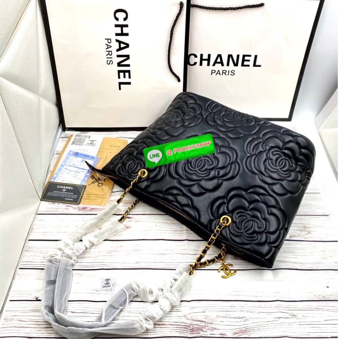 CHANEL Camellia Limited Edition Tote Bag กระเป๋าสะพายหนังแกะสีดำ ด้านหน้าลายดอกไม้คาเมลเลียสีดำ ซิปโลโก้CHANEL สายสะพายไหล่โซ่สลับหนัง จุของได้เยอะ หายาก