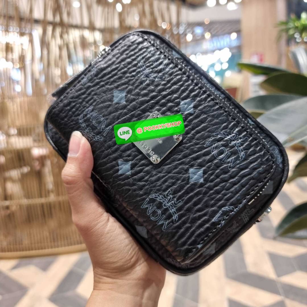 MCM X-MINI KLASSIK CROSSBODY BAG IN VISETOS รุ่นยูนิเซ็กส์มาแล้วจ้า!! ไซส์นี้ใช้ได้ทั้งหนุ่มๆสาวๆไปเลย กระเป๋าสะพายข้างทรงครอสบอดี้ ใบเล็กขนาดกะทัดรัด วัสดุหนังแคนวาสคุณภาพดี มีช่องหลัก 2 ช่อง ภายในมีช่องย่อยให้ 1 ช่อง มาพร้อมสายสะพายสปอร์ตที่ดีไซน์หรูไม่