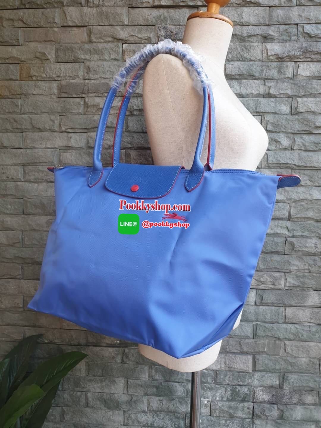 Longchamp Le Pliage Club Tote Bag Size L หูยาว วัสดุเนื้อผ้า Nylon Canvas เคลือบกันนำ้ ตัดด้วยหนังแท้ที่มีน้ำหนักเบา ดีไซน์เรียบง่ายแต่เต็มไปด้วยความคลาสสิก จนเป็นที่ชื่นชอบไปทั่วโลก Longchamp ปรับโฉม LE PLIAGE ด้วยการปักลายรูปม้า-ตราสัญลักษณ์ของแบรนด์บนผ