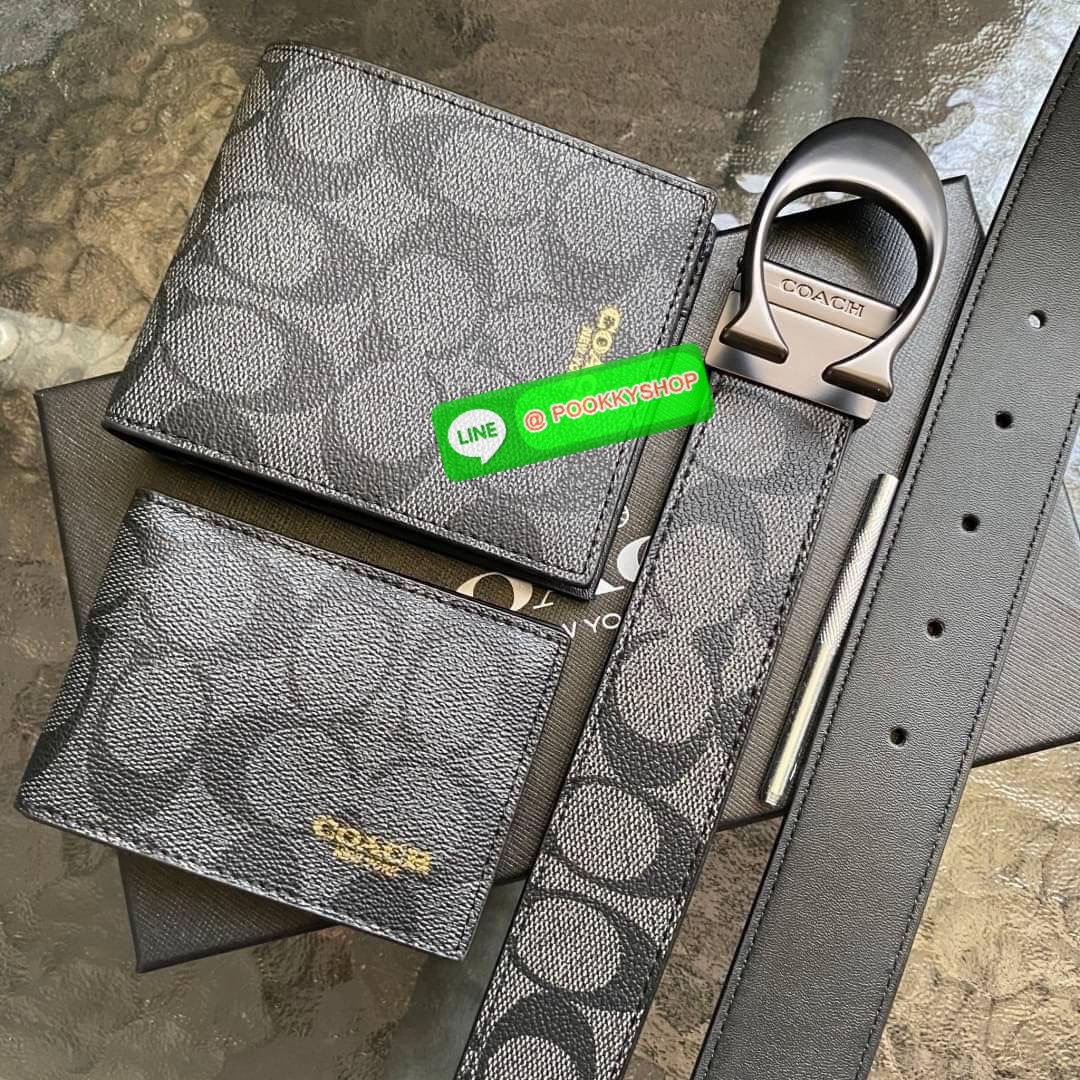 COACH Short Wallet with Belt Set Signature เซทสุดคุ้มค่ะได้ทั้งเข็มขัดและกระเป๋าสตางค์แบบพับ 2 ตอนมีช่องใส่รูปใส่บัตรใส่ธนบัตรแยกเป็นสัดส่วนเหมือนกระเป๋าสตางค์ใบยาวคุณภาพดีตามแบบฉบับของแบรนด์ มาในกล่องแบรนด์สามารถมอบเป็นของขวัญได้ ไอเท็ม Must Have ใครไม่ท