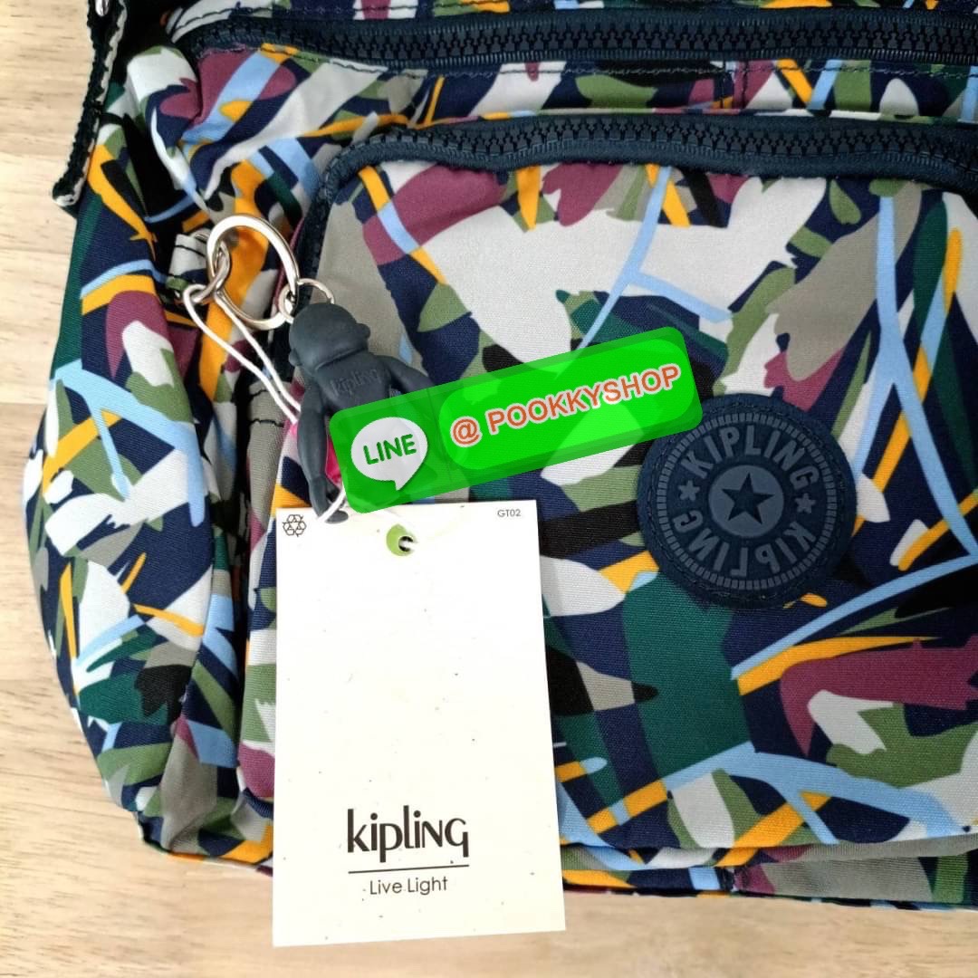 KIPLING RETH CROSSBODY BAG วัสดุ Nylon+polyester กระเป๋าสะพายข้างหรือ สะพาย Crossbody ได้ เปิด-ปิด ด้วยซิปปั๊มแบรนด์ที่หางซิป พร้อมช่องช่องหน้าแยกใส่ของใช้เล็กๆ น้อยๆ ได้ ช่องหลัก 2 ช่อง ด้านในโล่งกว้าง สามารถจุสัมภาระได้เยอะ มีช่องซิปด้านในและสายคล้องพวง