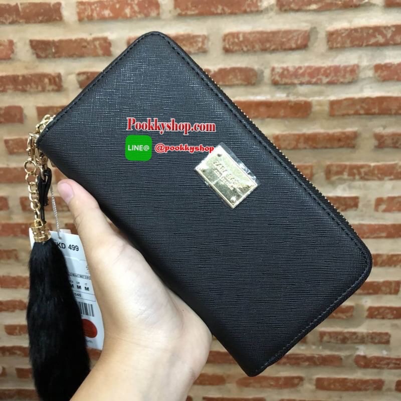 ZARA SAFFIANO BAG กระเป๋าสตางค์ทรงยาว รุ่นฮิต สวยเว่อร์ หนังsaffiano เปิดปิดด้วยซิปรอบ อะไหล่ทองสุดหรู มีพู่ฟรุ้งฟริ้งและสายคล้องมือ พร้อมด้วยถุงผ้าจากช็อป ภายในมีช่องซิปตรงกลางและช่องเสียบบัตร คล้องมือถือเป็นคลัชท์ก็งามคะ Don't missคร้า