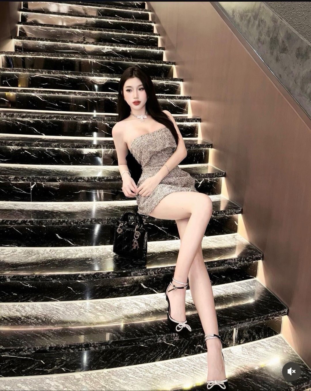 เดรสแฟชั่น ชุดเดรสเกาะอก งานผ้าคล้ายๆผ้าทวีตมีดิ้นเงินทั้งขุด