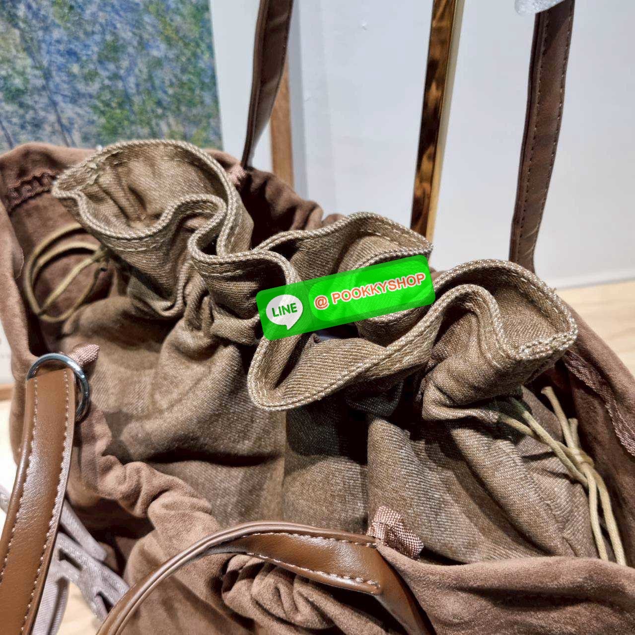 Merge a day bag (medium) 🔆 Details จะกี่รุ่นก็แรงไม่ไหว! กับกระเป๋าสะพายทรงสวย รุ่นผ้ากำมะหยี่ โทนสีน้ำตาลที่กำลังอินมากสำหรับปีนี้ รูปทรงยืดหยุ่น สามารถปรับปีกกระเป๋าเก็บทรงได้ สายสะพายคล้องไหล่ในตัว ภายในมีกระเป๋าผ้าซ้อนให้ ถอดออกได้ (มีอะไหล่เก