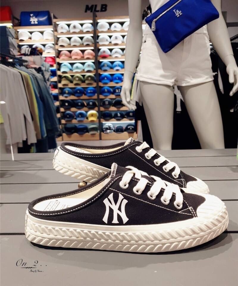 พร้อมส่ง รองเท้าผ้าใบเปิดส้น MLB playball origin mule new york yankees logo NY ส้นสูง 4cm.สวยเท่ห์ เป๊ะปังมาก มา 2 สี พร้อมกล่องแบรนด์