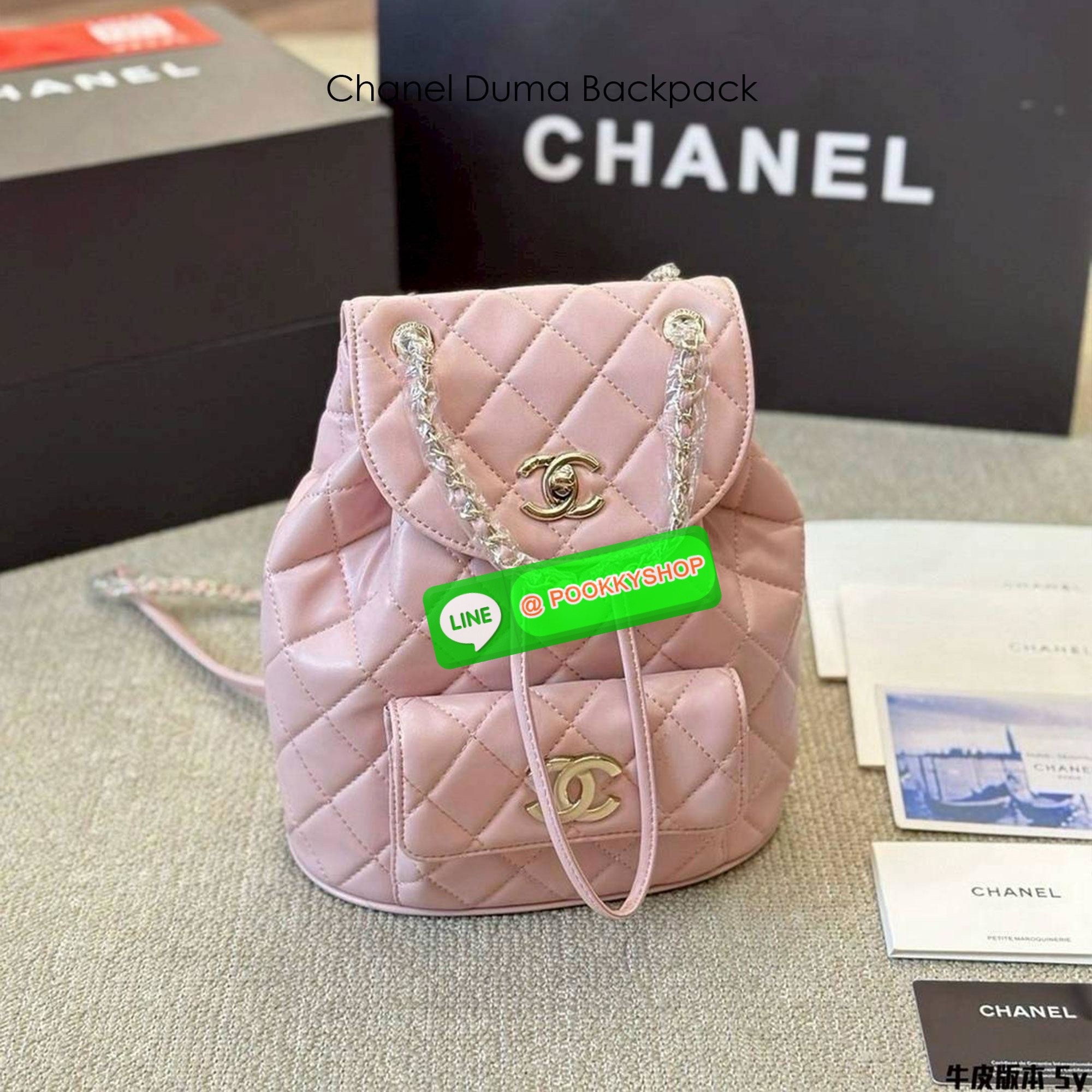 Chanel Duma Backpack กระเป๋าเป้ ไซส์น่ารัก สีพาสเทลสุดคิ้ว รูปทรงทันสมัยหนังเรียบสัมผัสนิ่ม ดีเทลความสวยมากมาย ทั้งสายรูดเก็บปาดกระเป๋า หรือจะช่องเปิดด้านหน้า ก็ดูหรูไปหมด ภายในโล่งกว้าง ใส่ของสำคัญได้ครบ สายสะพายปรับได้ตามต้องการอีกเล็กน้อย น่ารักน่าใช้ส