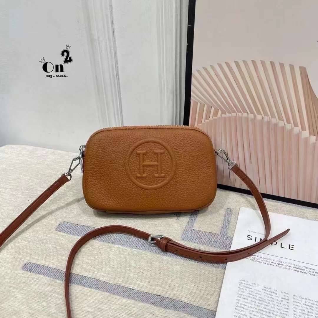 กระเป๋าสะพายข้าง แบรนด์ hermes มี2 ช่องซิป วัสดุตัวกระเป๋าทำจากหนังวัวแท้ 💯(%) อะหลั่ยสีเงิน งานจริงหนังสวยมาก ด้านบนเป็นปากซิป มี 2ช่องซิปแยกจากกันนะคะ มาพร้อมสายยาวทำจากหนังแท้ สีทูโทน สีเกร๋ๆนะคะ